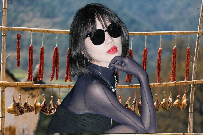 诺曦S面带笑容，好像刚才的事情对他一点影响都没有