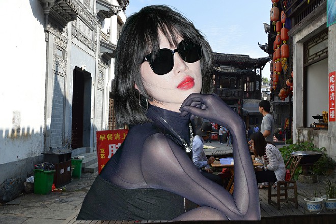 钱娇看到他，顿时忍不住瞪圆了眼睛，捂住了自己的小嘴巴