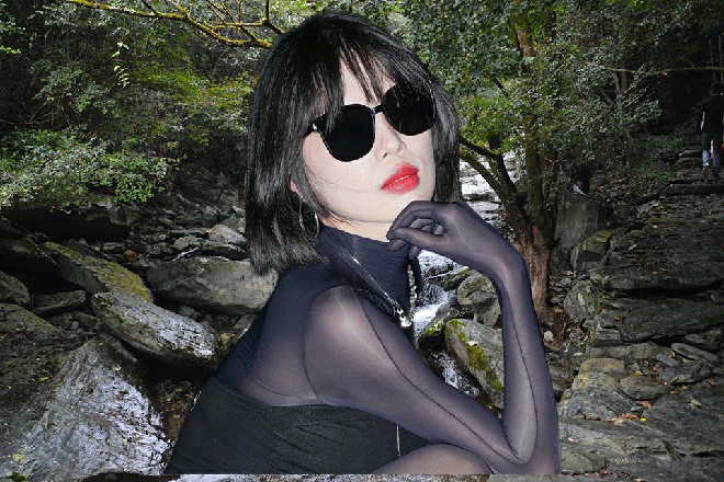 罗芙直接横起手中的无双剑，剑锋抵在了伊轩的脖子上