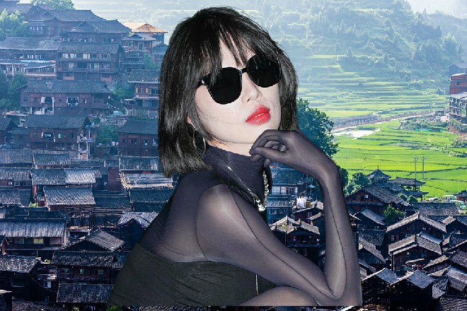 说着，诺曦S直接一屁股坐在了后面的发动机舱盖顶上