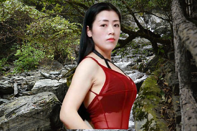 同时，背后的一面五角梯形盾牌被拿了下来，拎在他的手中