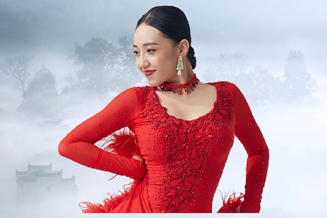 伊轩落入水中，立刻化作水栖的形态，向着深水中潜去