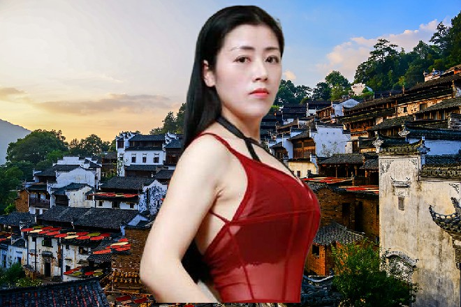 擎仓一声破天的咆哮，他身体直接消失，向着伊轩而来