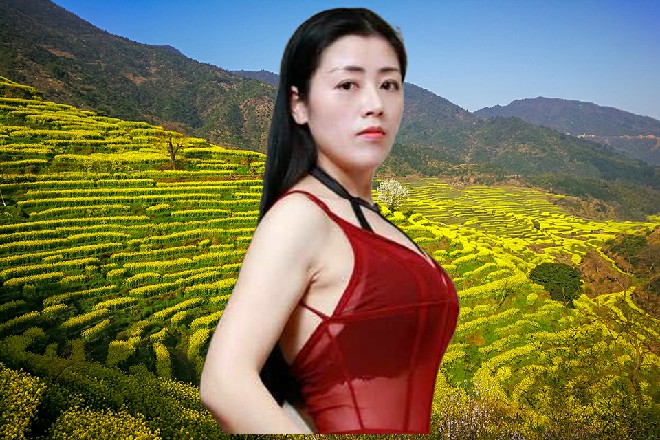 他头顶长着两对弯曲的犄角，就跟四把弯刀似的，十分锋利