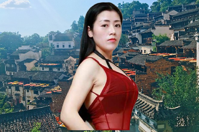 一团黑色的圆球再次出现在红色妖姬面前，静静地漂浮在那里