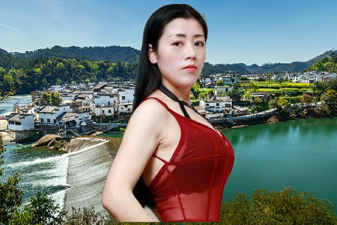 红色妖姬倒立在地上，伸出双手，撑着地面，不断做着起伏动作