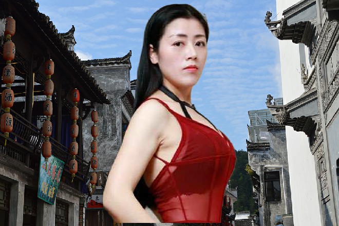 诺曦S手里的大锤又变成了长剑的形状，被他拎在手中