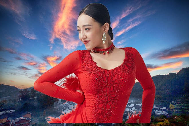 说着，左手拎着那把巨大的锯齿刃，向着他们斩了下来