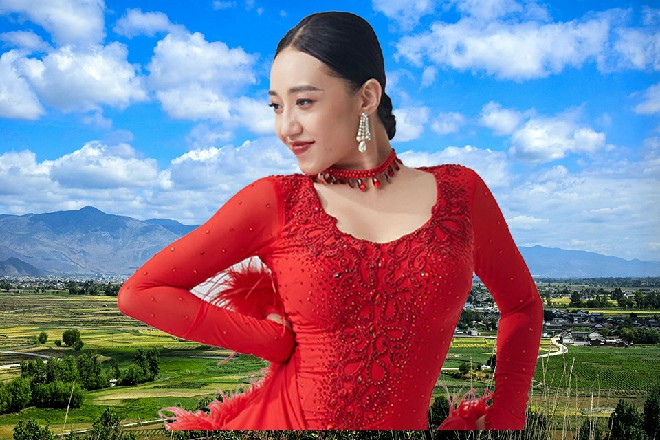 唔，我还想叫点吃的，肚子好饿，帮我叫个客房服务吧