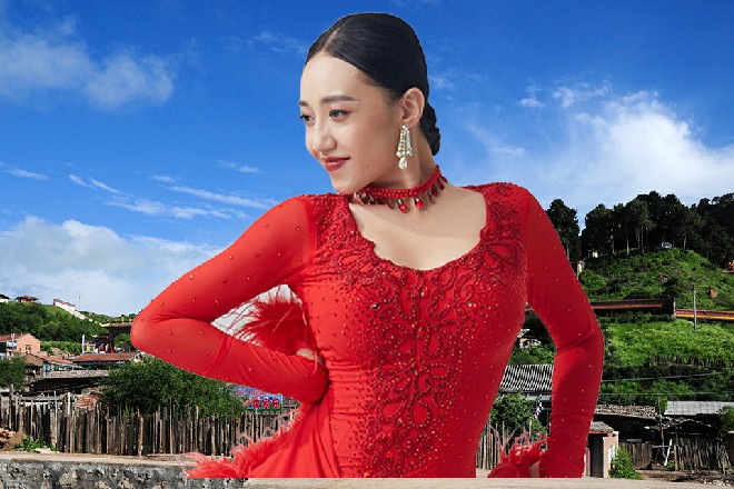 她就是白天使艾伦，曾经一个人对付整个圣教军的存在，