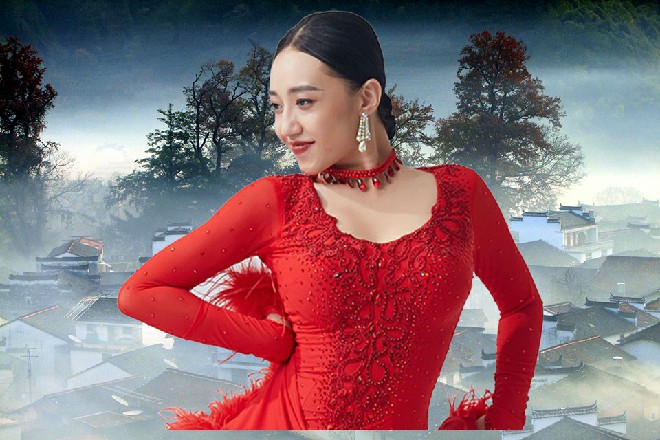 而这时候，另一只手按在了那笼屉上面，止住了绿毛的动作