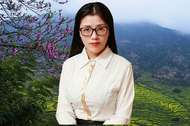 没想到，红色妖姬却不卑不亢，很大方地上前同杨总握了握手