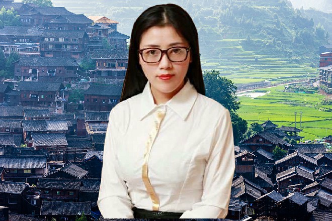 玫瑰男很沉稳，他靠在墙上，仿佛正在让眼睛快速适应黑暗