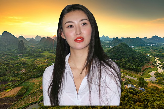 若依说着，把张油油一把拉上来，丢到一边的太师椅上面