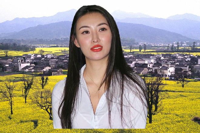 安娜站在中间，看着手中一块计时器，生死不论，比赛开始