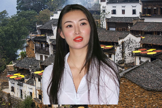 红色妖姬伸手，一记手刀砍在那少妇的后颈上，她顿时昏了过去