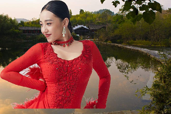 赵东强狼狈地下了山，在山脚下的一个小镇暂时安身