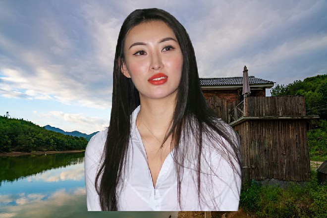 罗芙甩开诺曦S的搀扶，撑着身体，走到了那长老身前