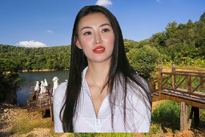 他点起一颗香烟，走到了韦斯莱的面前，不用我多说吧