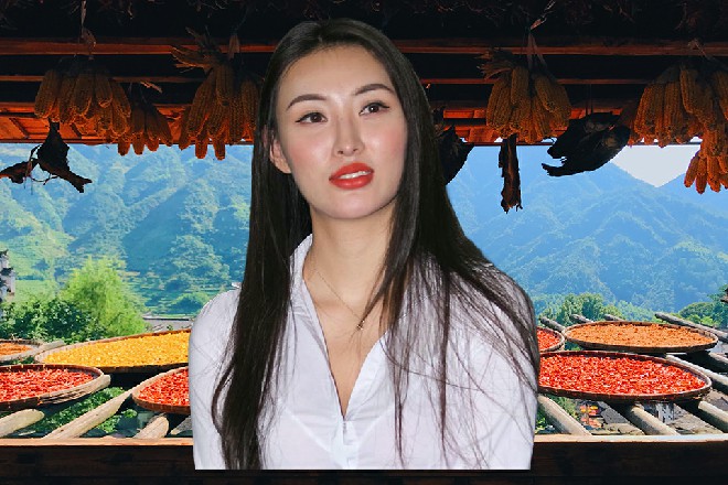 他跳进来之后，双脚踩在桌子上，笑眯眯地看着诺曦S