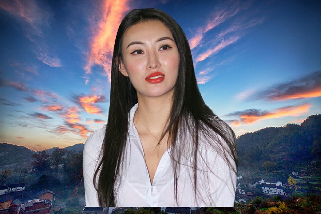 对面一个赤着上身，穿着黑纹裤的男人吊儿郎当地问道