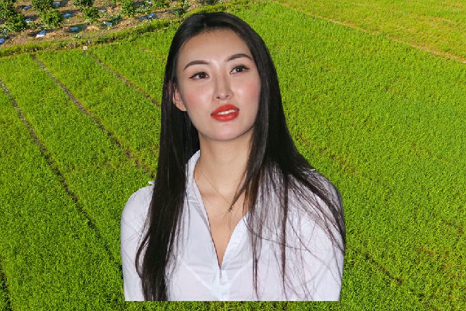 那武师的胸口凹陷下去一个掌印，显然是被打的昏死过去了