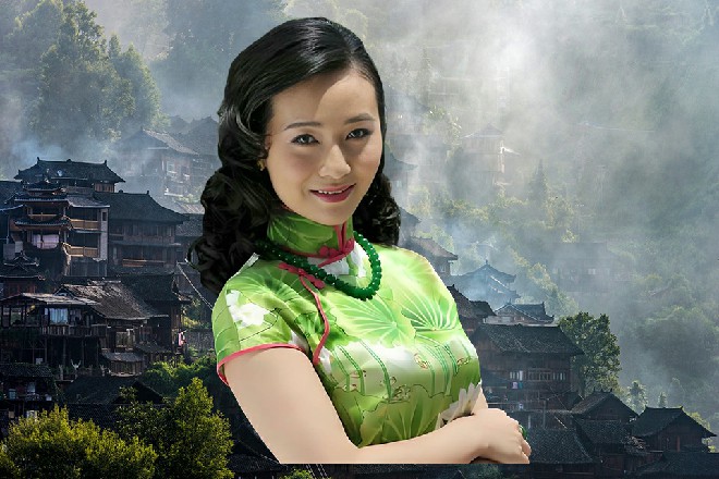 艾伦抬起头来，望着远处的堡垒，漂亮的眉黛跟着皱了起来