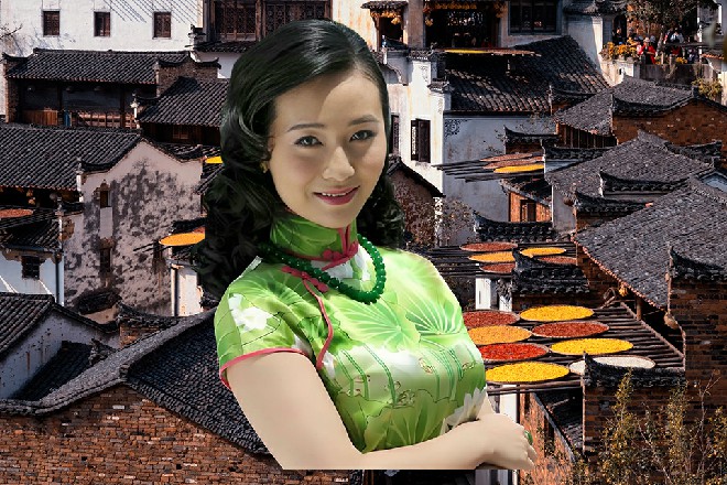 但就在这个空档，诺曦S突然一脚踹在了自己的车门上