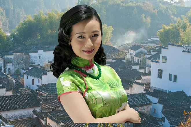 罗莉反应也很快，根本不用于大山提醒，一鞭子已经抽了过来