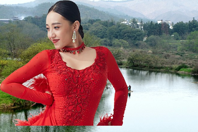 宋妮给了伊轩一个抱歉的眼神，乖乖跟着兰胜男离开了