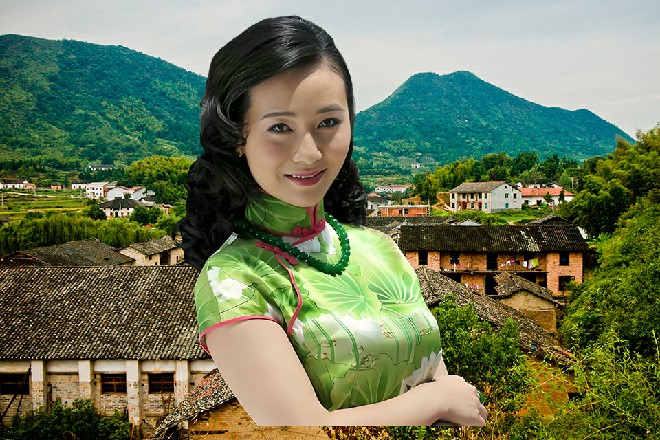 若依嘴角挂起笑容，头轻轻一侧，直接躲开了罗芙这一掌