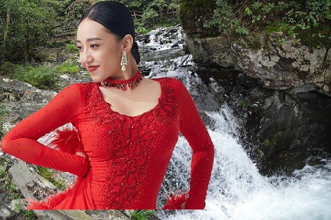 擎仓一只手背在身后，一只手伸在前面，对着红色妖姬勾了勾