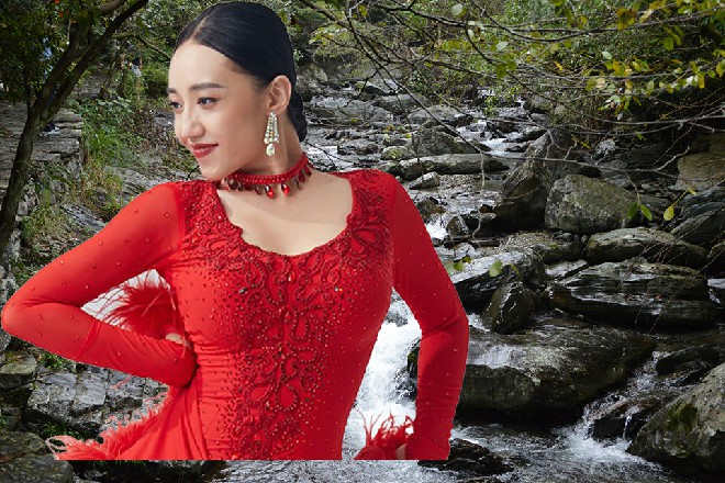 这架潜水艇直接飞了起来，一飞五米多高，远远离开了水面