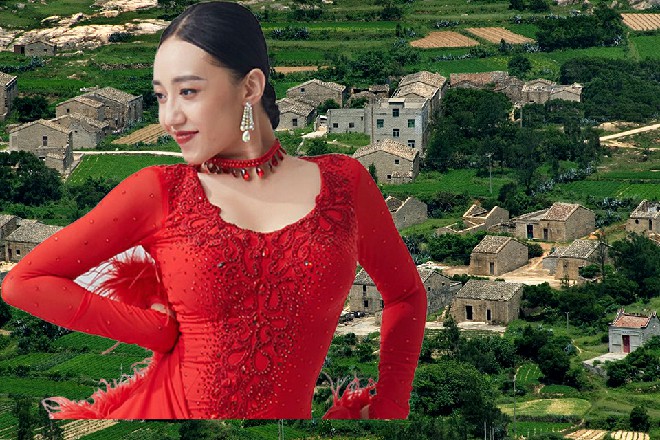 他的右手变得青玉一般，自己的力量不断向着手掌里面汇聚