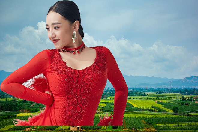 维克多不是莽夫，他在掂量苏曼s的实力，不想做无谓的牺牲