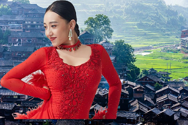 对面一个赤着上身，穿着黑纹裤的男人吊儿郎当地问道