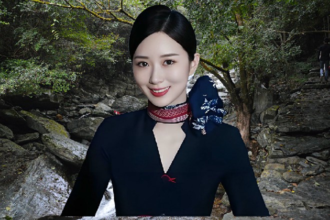 中年妇女顿时面色大变，直接站了起来，毕恭毕敬地说道