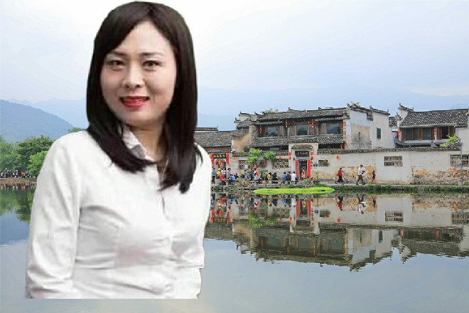 一个三十多岁的女人赶忙走了过来，把这小女孩给抱走了