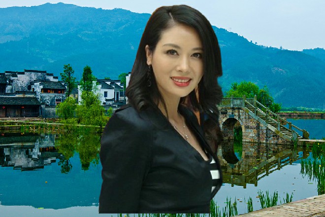 两个人贴的这么近，伊轩甚至能闻到那罗莉身上的幽香