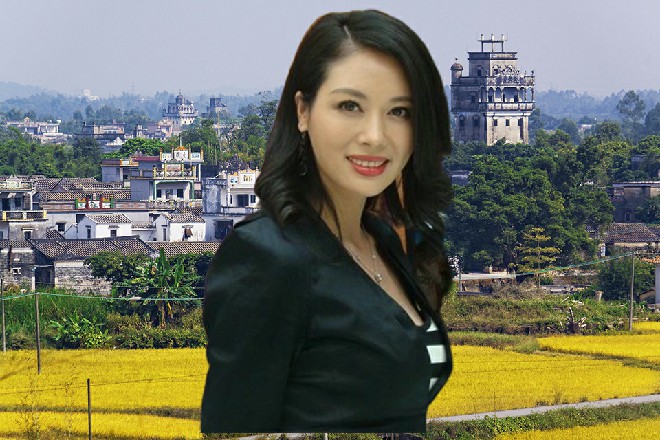 刘书成一边让旁边的猛男给他打磨手指甲，一边娇声说道