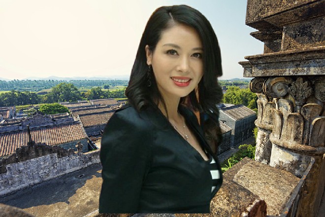 他没有转身，而是立刻缩了下脖子，一道寒芒在他头顶炸开