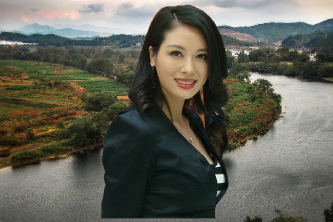 苏曼s无奈地看了王玥一眼，然后蹲下去，再次把她抱在了怀里