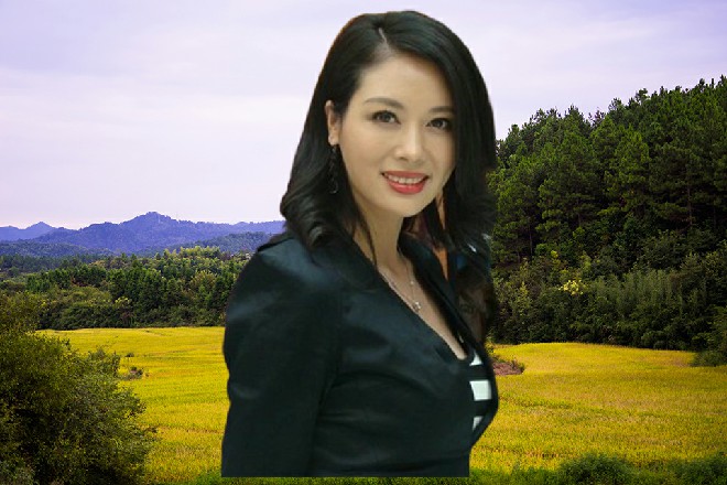 郑鹏抱着双手，双眼都是红心，整个人陷入了一种痴狂