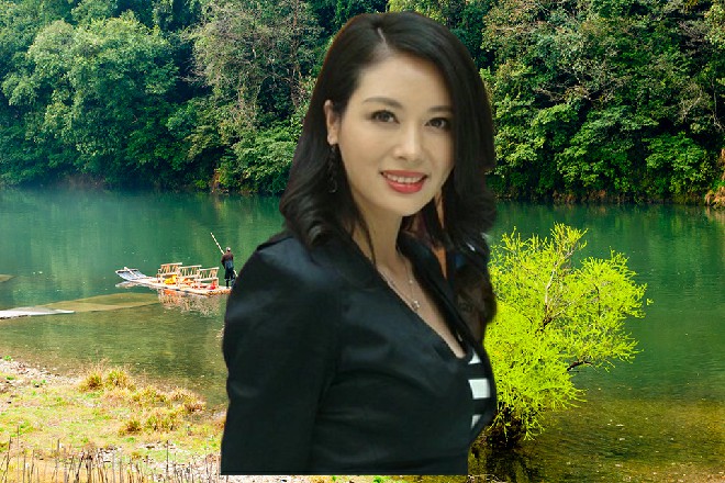 伊轩脚踩天花板，伸出右掌来，一掌拍在简准华的脚上