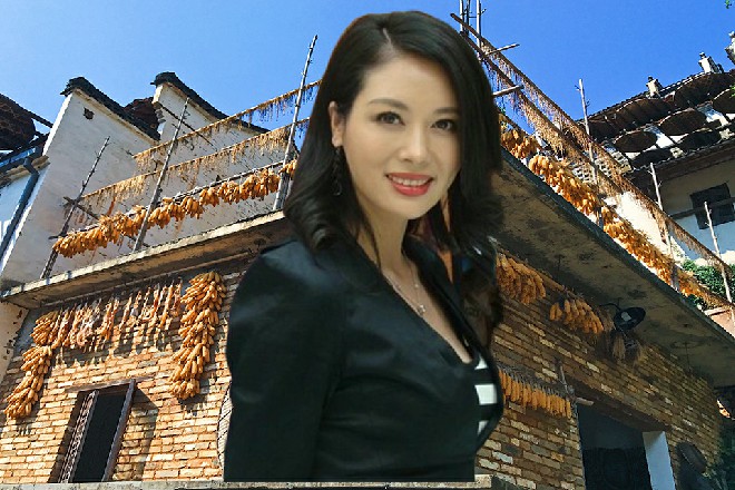 而伊轩蹲在角落里，看到这一幕，眉毛忍不住养了起来