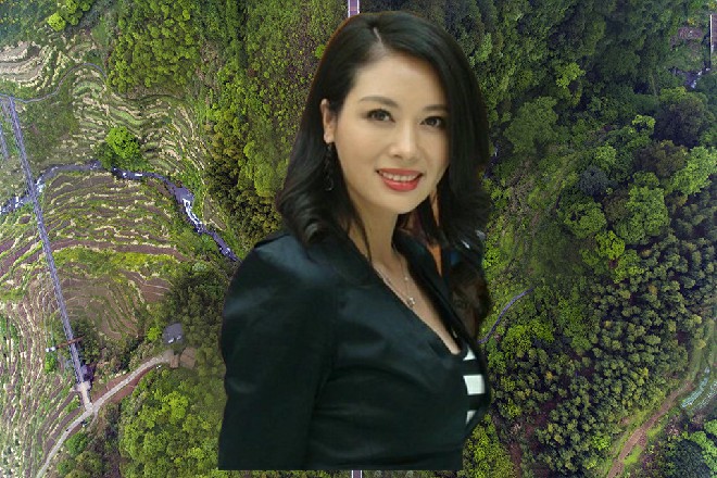 两个人交头接耳，看着诺曦S的目光中充满了异样的色彩