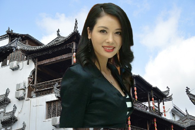 只见她身体不断往后倒滑，躲避着追过来在朱雀音刃