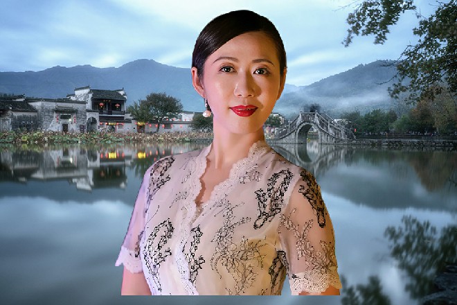 伊轩每次贴到龙枭涯的身边，都会一掌打在他的胸口上