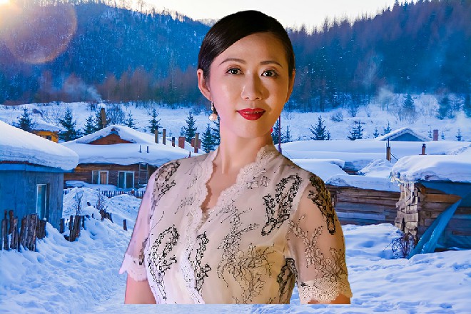 而红色妖姬站在外面，伸手推了推门，发现门被紧锁，于是笑了