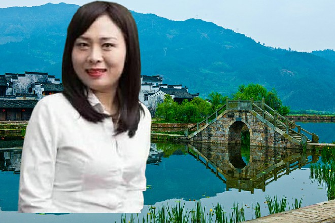 诺曦S笑了笑，不置可否，继续推着潜水艇在水里游动